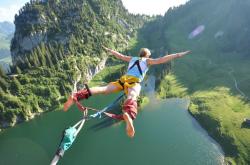 开云体育-塞恩斯点燃赛场，阿斯顿马丁横扫雷诺车队—策略与激情的双重奏